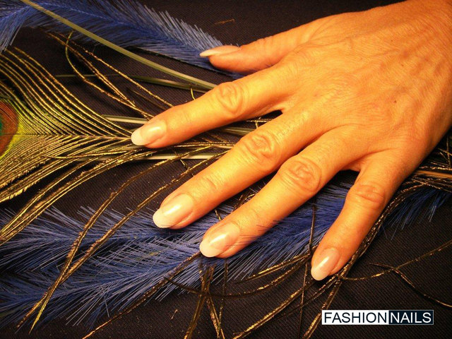 Nude-Töne, Weiß und Grau sind ebenfalls im Trend. | Foto: Fashionnails