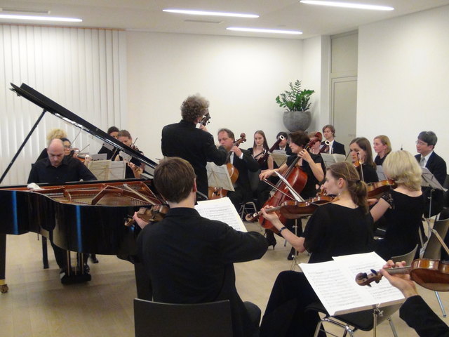 Nick van Bloos mit der Kammerphilharmonie Graz.