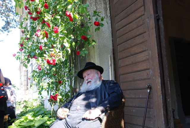 Hermann Nitsch hielt in seinem Garten unter einem Rosenbogen seine Pfingstansprache.