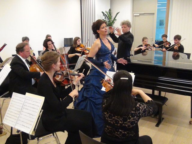 Szilvia Totpal versteht es, Mozarts Arien aus "Die Zauberflöte" vorzutragen.
