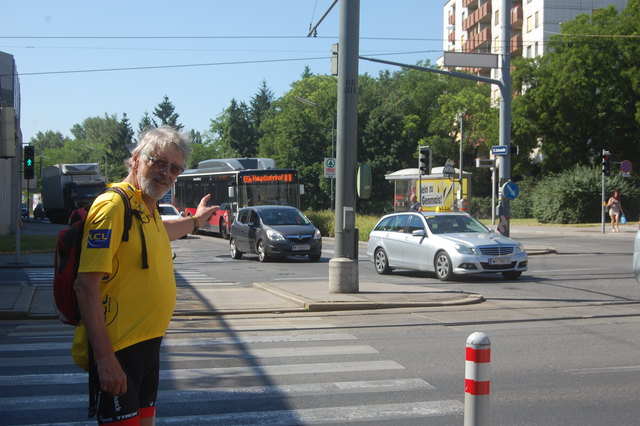 Willy Duschka (Grüne) vor der Abbiegespur, in der der 69A immer wieder im Stau steckte.