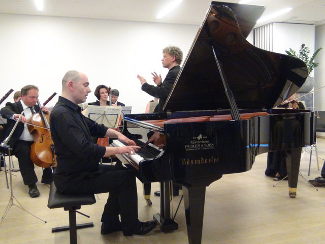Nick van Bloos mit der Kammerphilharmonie Graz.