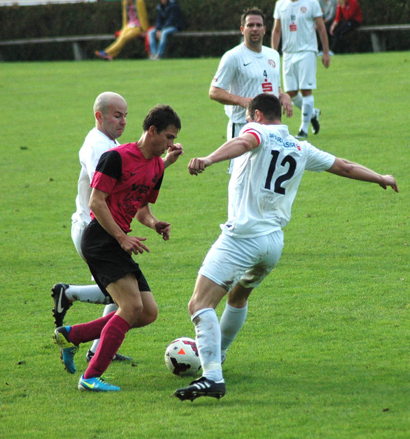 Andreas Lehner (m.) kommt mit Meggenhofen zum Aufstiegsduell nach Offenhausen. | Foto: Haslinger
