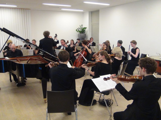 Nick van Bloos und die Kammerphilharmonie Graz unter Achim Holub.