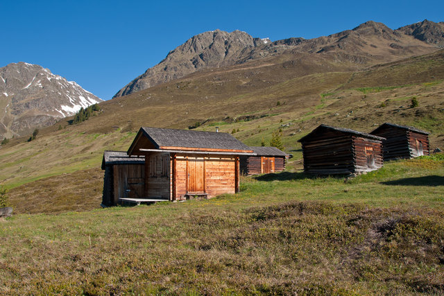 Eine Hütte zum wohnen und der Rest für die Tiere :-)