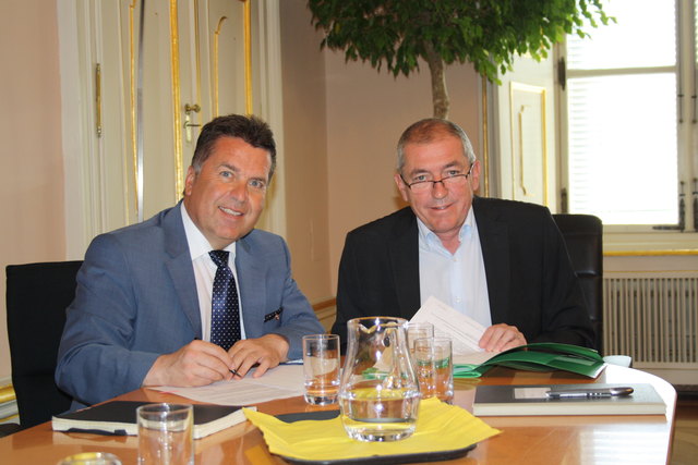 LR Hans Mayr und Bgm. Heinz Schaden bei der Vertragsunterzeichnung.