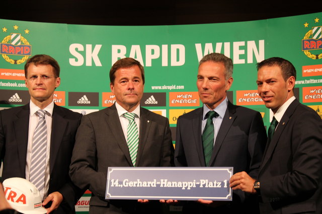 Statt Stadionnamen ein "Gerhard-Hanappi-Platz": S. Wanker (STRABAG), C. Marek (Allianz), M. Krammer (Rapidpräsident) und C. Peschek (Vize-Präsident Rapid)