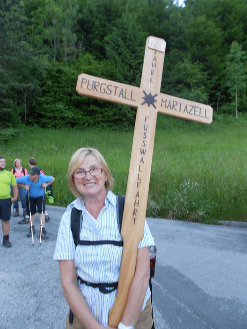 Josefa Streimelweger aus Purgstall an der Erlauf trägt das Wallfahrerkreuz. | Foto: Walter Mayr
