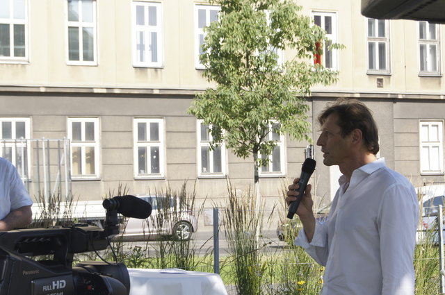 Bezirksvorsteher Thomas Blimlinger eröffnete das Frühlingsfest.