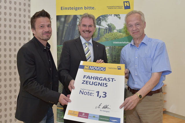 Verkehrslandesrat Karl Wilfing, NÖVOG Geschäftsführer Gerhard Stindl mit MANOVA Geschäftsführer Klaus Grabler bei der Überreichung des Fahrgastzeugnisses | Foto: © NLK/Filzwieser