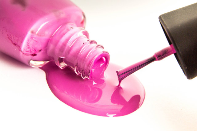 Im Sommer darf es ruhig etwas auffälliger an den Händen sein, knallige Farben wie Pink dürfen da nicht fehlen.