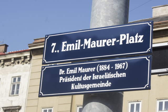 neue Namenstafel Emil Maurer Platz