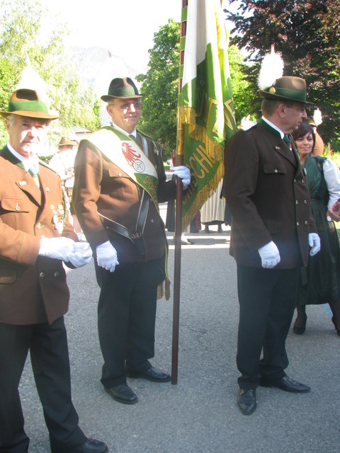 Fahnenabordung des Südtiroler Sportschützenverbandes