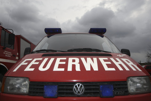 Die Feuerwehr Dorfgastein musste die Gasteinerstraße von einer meterhohen Mure befreien. | Foto: Neumayr