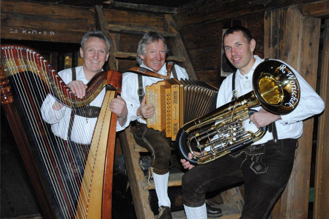Mit der Live-Musik und den fetzigen Klängen von "Zillertal Schmiss" - der  Zillertaler Band -  geht der Rhythmus ins Blut und Hochstimmung auf 2000 m Seehöhe wird garantiert. | Foto: Push Up Werbeagentur (Penkentenne)