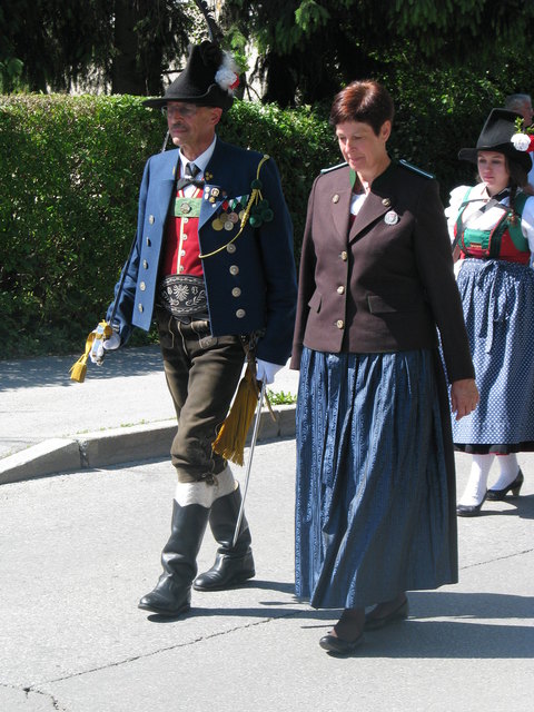 Hauptmann der Ehrenkompanie Speckbacher Hall, Dr. Christian Visinteiner und Fahnenbandpatin Susi Angerer