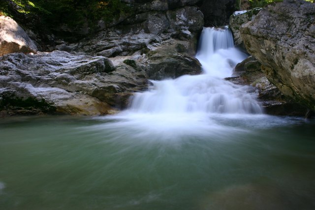 Nothklamm- Die Kraft des Wassers spüren, wie es sich den Weg durch den Fels gräbt.