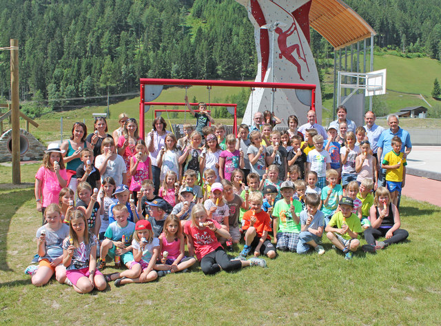 Über ein Schöller-Eis: freuten sich die 60 Kinder der Volksschule Großkirchheim sehr