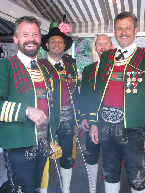 Fahnenabordnung der Milser Kompanie mit Hptm. Hans Peter Hirschhuber