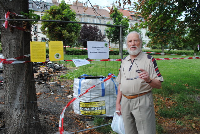 "Ein Bild des Schreckens ist das und ich verstehe nicht, wieso der Brandschutt noch immer in der Wiese liegt", ist Anrainer Franz Kaiser wütend über die Überreste der verkohlten Zeltstadt am Augartenspitz. | Foto: Franziska Bukowsky