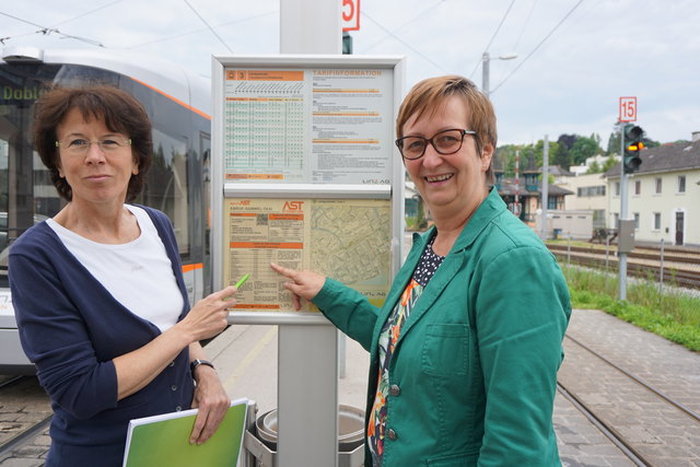 Karin Chalupar (Bezirkssprecherin der Grünen Linz-Land) und Ulrike Schwarz (Grüne Abgeordnete im Landtag) bei einer AST-Haltestelle. | Foto: Die Grünen