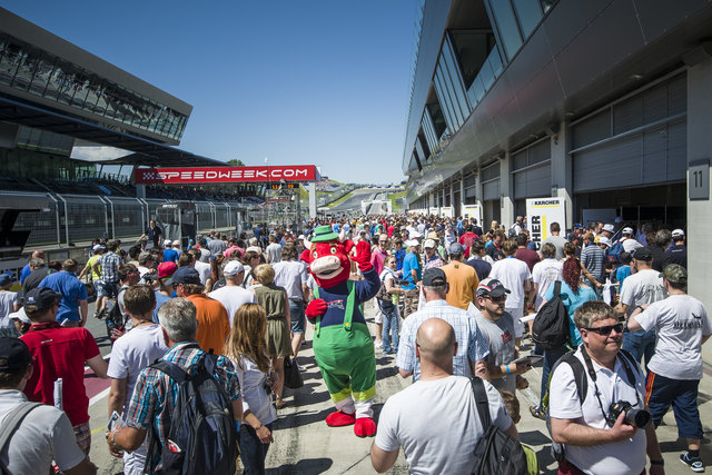 Beim Grand Prix gibt es einen Ansturm der Massen - die Sicherheit steht im Vordergrund. Foto: Red Bull Content Pool