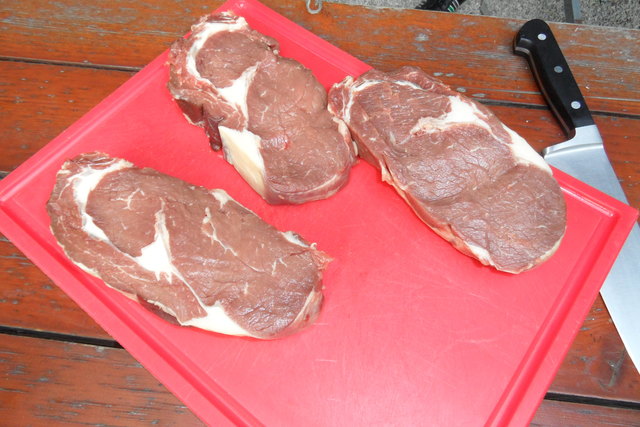 Perfekte Steaks sollten drei Zentimeter dick sein und kommen ungesalzen auf den Grill | Foto: Arch