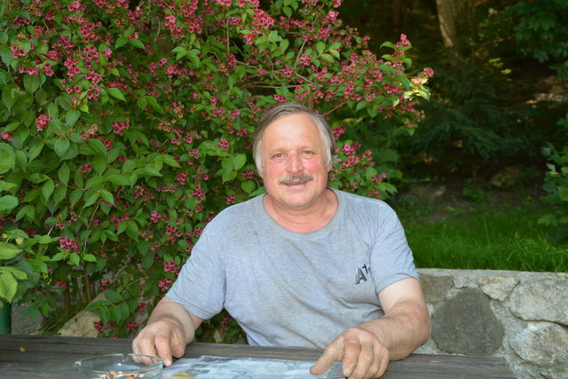 Johann Irxenmayer aus Erlach bei St. Anton fühlt sich auf dem Rastplatz richtig wohl.