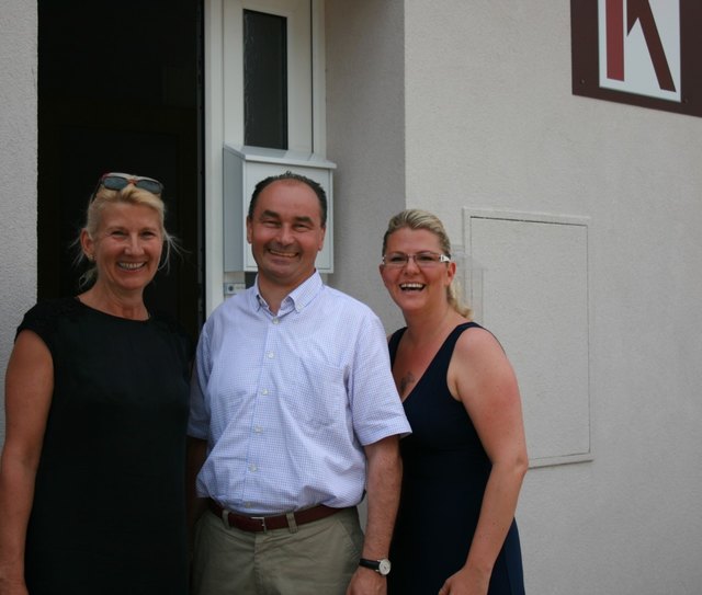 Bgm. Andreas Linhart gratuliert den Unternehmerinnen Jacqueline Klebl (links) und Christine Höss zum neuen Geschäftsstandort