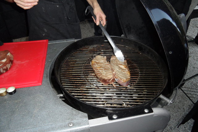 Wie man's auch dreht und wendet, wichtig ist, dass man's nur einmal macht und auf die Wärmezonen des Grills achtet | Foto: Arch