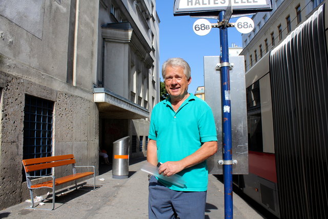 Peter Jurica hat Angst um seine Frau, die nachts Busfahren muss: Ab 24 Uhr ist es finster an der Station des 68A und B.