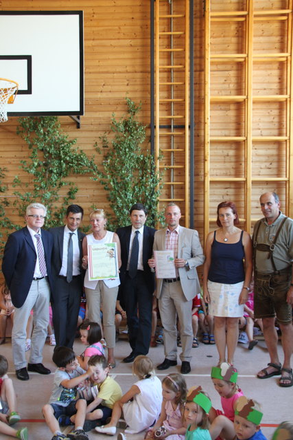 Vertreter des Kindergartens und der Gemeinde Drassburg, des Naturparks sowie der Werkstatt Natur bei der Prädikatisierung des österreichweit ersten Naturparkkindergartens in Drassburg.