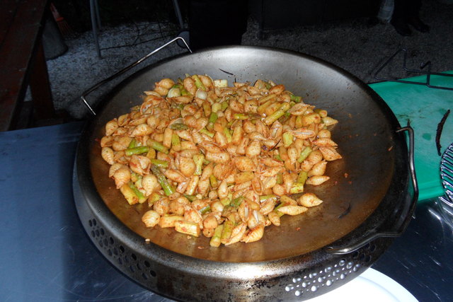 Mit Wok oder einem passenden Aufsatz lassen sich am Grill auch Nudeln mit Spargel zubereiten | Foto: Arch