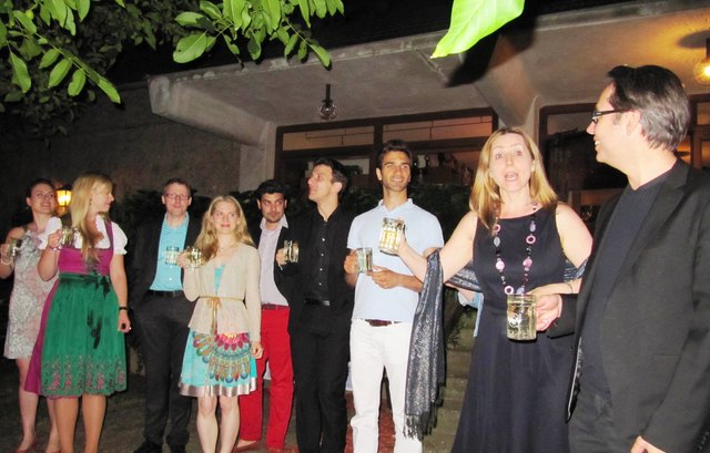 Stosset an! Die Stimmung ist nicht nur bei den Darsteller_innen bestens!