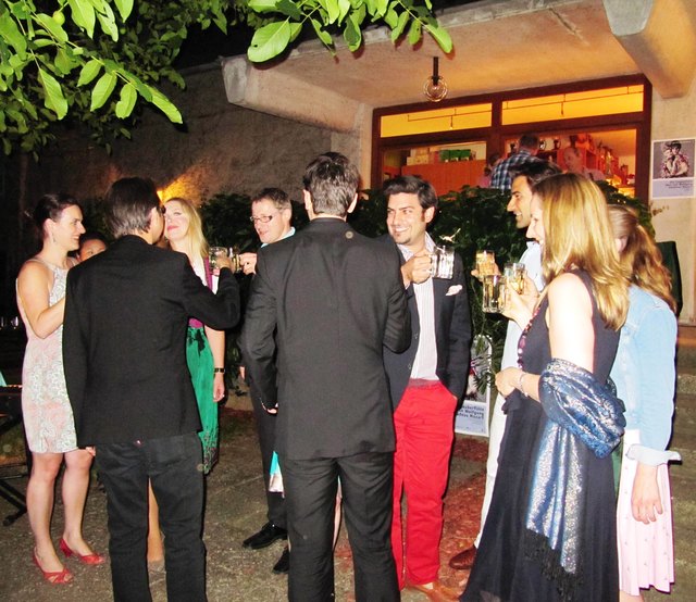 Das Ensemble ist auch beim Feiern meisterhaft