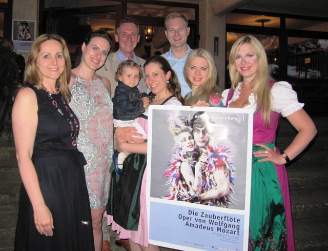 So macht Politik Spaß: Stadtrat Martin Czerny und Stadtrat Konrad Eckl mit dem weiblichen Teil des Ensembles