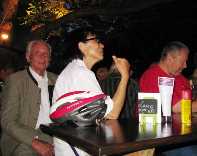 Mit Unterstützung der Anti-Gelsenmittel genießt das Publikum die wunderbaren Melodien