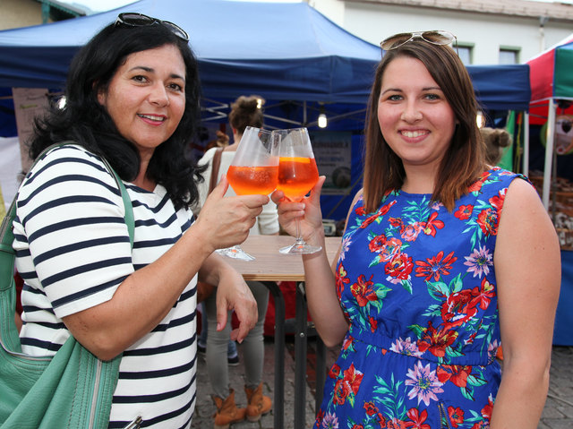 Daniela und Stefanie gönnen sich ein Gläschen Aperol.