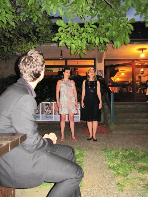 Christiane Döcker und Antje Bitterlich singen ein Stück aus "Hänsel und Gretel"