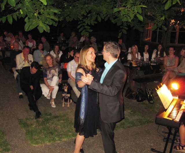 Antje Bitterlich schwebt mit Matthäus Schmidlechner durch den Garten