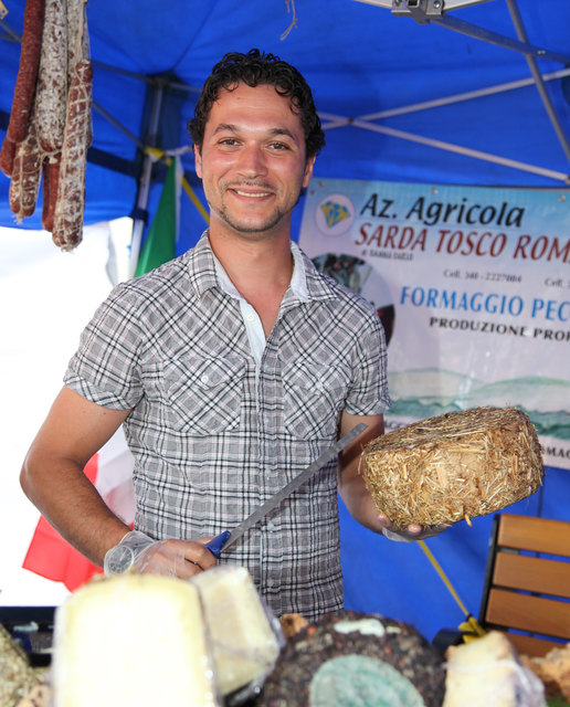 Der charmante Livio bietet Käse von seiner eigenen Farm in Sardinien an.