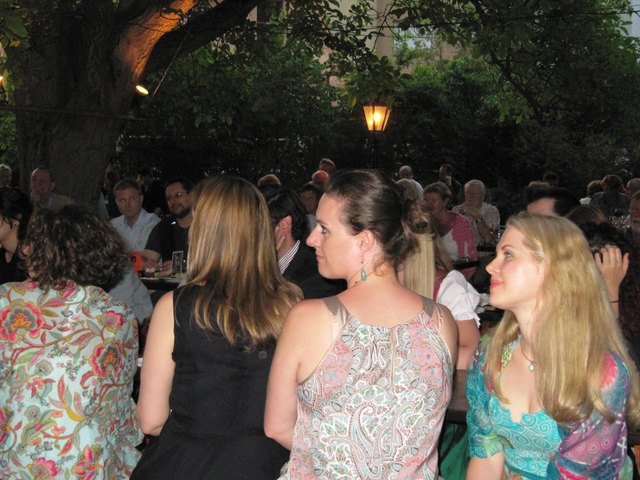 Ein opernhafte Nacht im Garten des Heurigen Seher-Schulteis