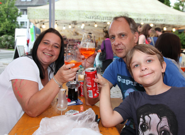 Karin, Jörg und Nino genießen sichtlich den Abend.