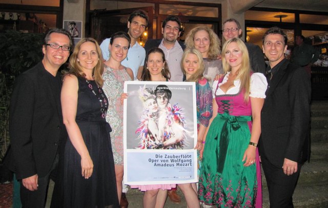 Das Ensemble der operklosterneuburg (vlnr): Intendant Michael Garschall, Königin der Nacht Antje Bitterlich, 3. Dame Christiane Döcker, Sprecher Dionysios Tsaousidis, Tamino IlkerArcayürek, 1. Dame Simone Eisinger, Regisseurin Isabella Gregor, Papagena Katrin Fuchs, 2. Dame Bettina Schweiger, Monostatos Matthäus Schmidlechner und Papageno Martin Achrainer