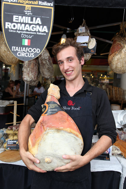 Einen leckeren Prosciutto di Parma hält Axel Cabassi in seinen Händen.