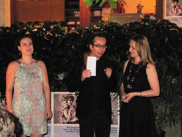 Michael Garschall interviewt charmant seine Darstellerinnen