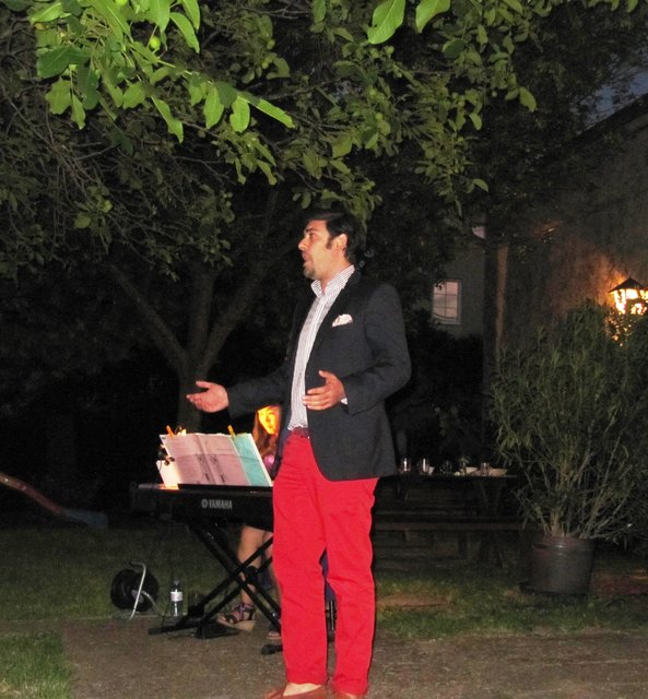 In der Zauberflöte gibt er den Tamino, beim Heurigen singt er quasi privat