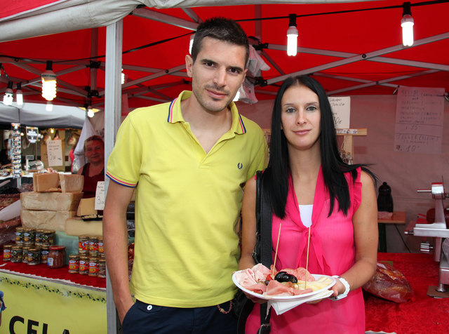 Roland und Nina genießen die Köstlichkeiten beim  italienischen Markt.
