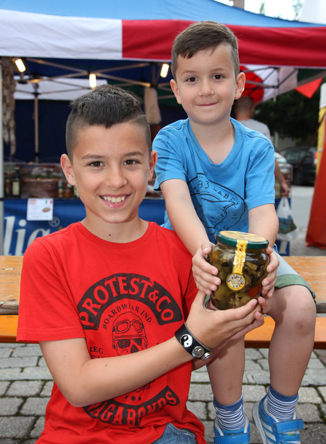 Die Urlauber Matteo und Marco haben viel Spaß beim Italienischen Markt.