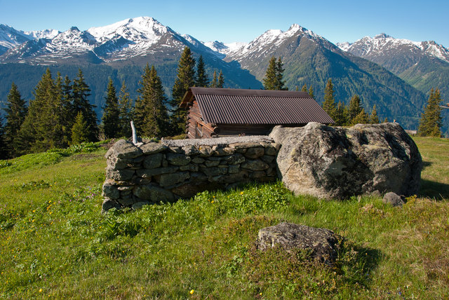 Gut geschützt von Steinen und einer Mauer ist diese Hütte bzw. dieser Stadl auf Kappl/Spidur.